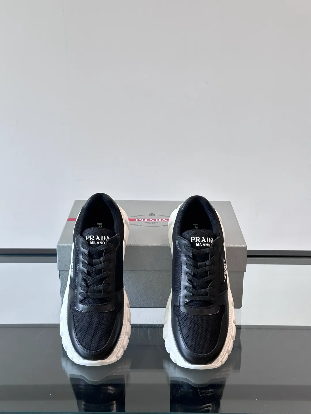 p440 "PRAD＊" men's new soft leather casual sneakers. This sneaker is made of Napa cowhide. The leather is soft and delicate, with a natural texture, which improves breathability. The rubber triangle logo on the outside embellishes the shoe body. The tongue and heel are decorated with brand letter logo details. Ultra-lightweight 6cm concave and convex rubber thick sole with PRADA letter logo on the side and cowhide lining. It feels comfortable on the foot and is exquisite and versatile! Size: 38-44 (45.46 customized)